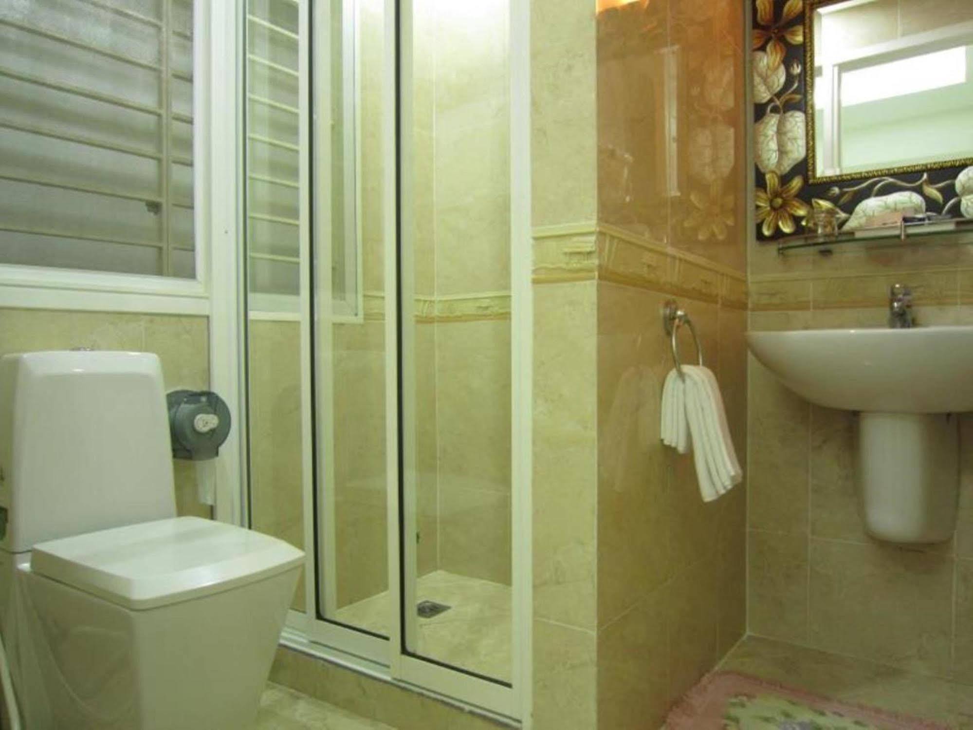 Hoang Thanh Thuy Airport Hotel 1 - Gan Am Thuc Dem Cho Hoang Hoa Tham مدينة هوشي منه المظهر الخارجي الصورة