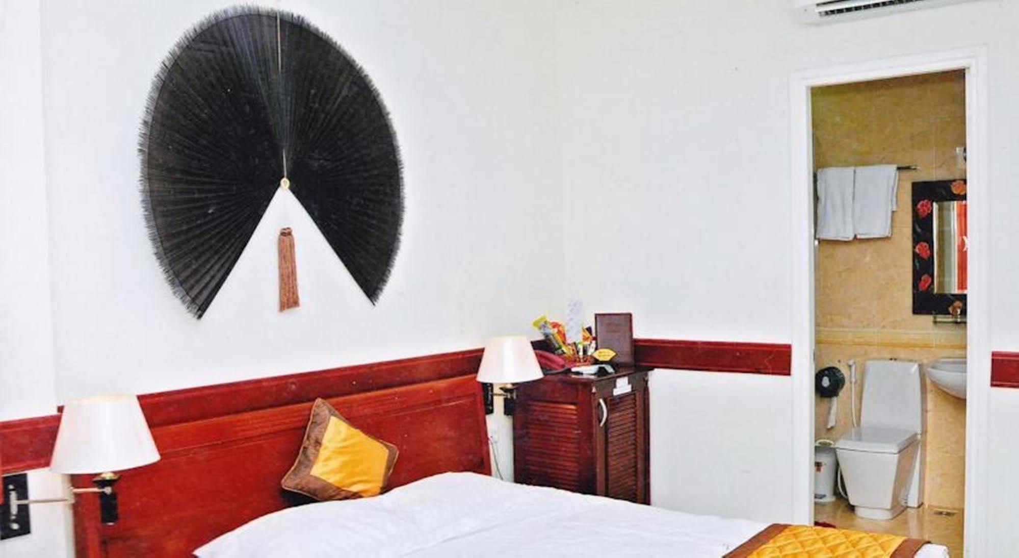 Hoang Thanh Thuy Airport Hotel 1 - Gan Am Thuc Dem Cho Hoang Hoa Tham مدينة هوشي منه المظهر الخارجي الصورة